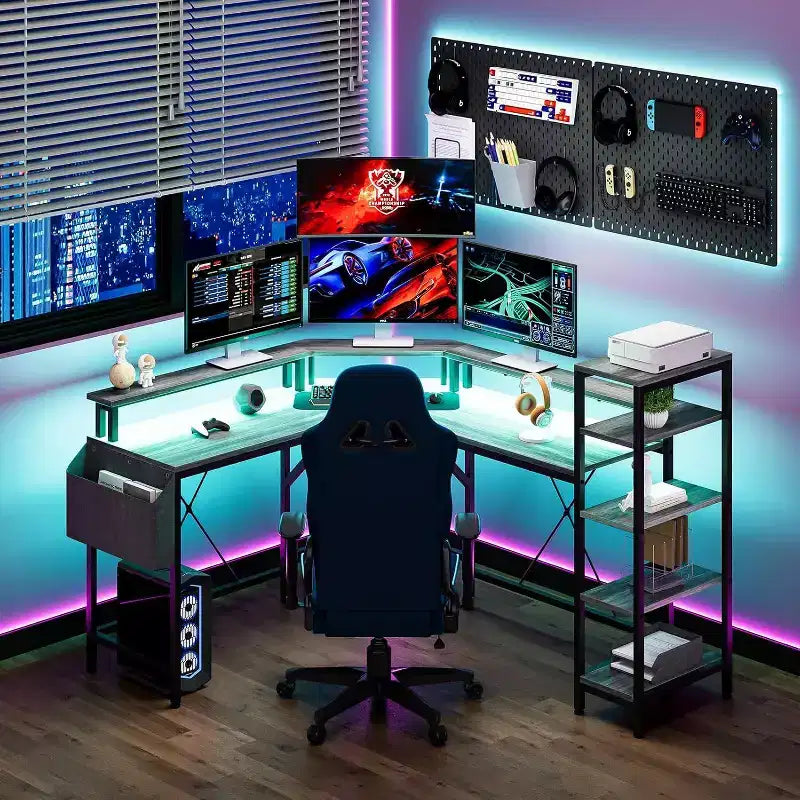 Scrivania ad angolo a L da 62" con prese di corrente, luci LED, supporto per monitor e ripiani portaoggetti, scrivania ergonomica per ufficio domestico