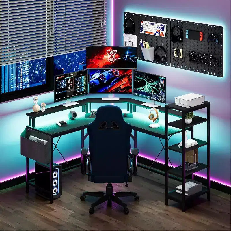 Scrivania ad angolo a L da 62" con prese di corrente, luci LED, supporto per monitor e ripiani portaoggetti, scrivania ergonomica per ufficio domestico