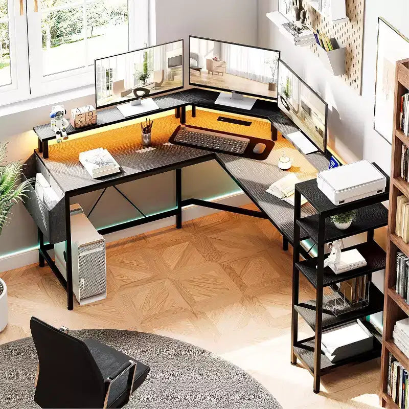 Scrivania ad angolo a L da 62" con prese di corrente, luci LED, supporto per monitor e ripiani portaoggetti, scrivania ergonomica per ufficio domestico