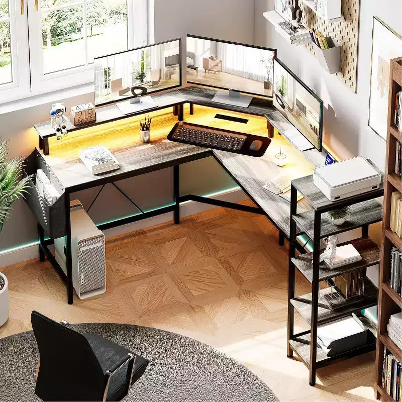 Scrivania ad angolo a L da 62" con prese di corrente, luci LED, supporto per monitor e ripiani portaoggetti, scrivania ergonomica per ufficio domestico