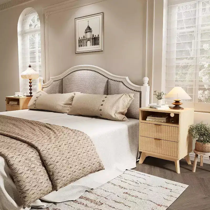 Comodino a giorno ondulato moderno con stazione di ricarica, comodino a 2 cassetti con ripiano aperto, comodino per camera da letto o soggiorno, elegante contenitore