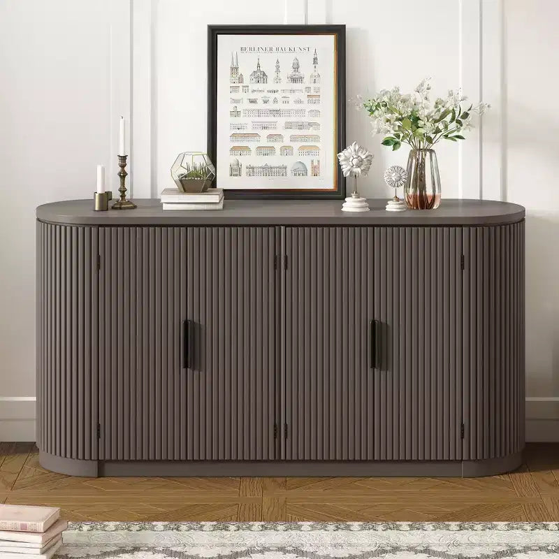 Credenza a strisce verticali con maniglie in metallo e ripiani regolabili per la sala da pranzo, mobile moderno per il soggiorno