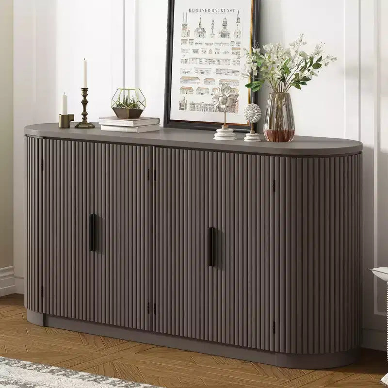 Credenza a strisce verticali con maniglie in metallo e ripiani regolabili per la sala da pranzo, mobile moderno per il soggiorno