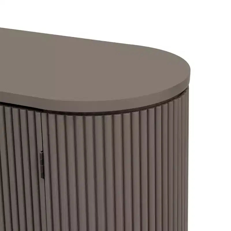 Credenza a strisce verticali con maniglie in metallo e ripiani regolabili per la sala da pranzo, mobile moderno per il soggiorno
