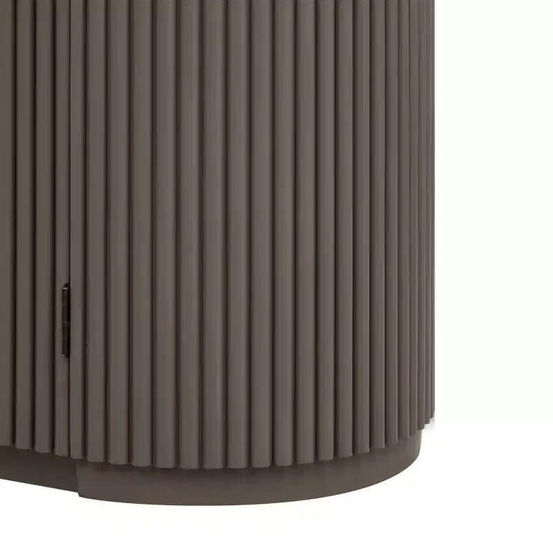 Credenza a strisce verticali con maniglie in metallo e ripiani regolabili per la sala da pranzo, mobile moderno per il soggiorno