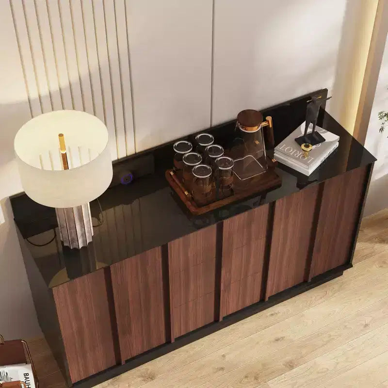 Mobile Credenza Multifunzionale da Cucina con Prese Elettriche a Scomparsa Finitura Nera Lucida e Legno