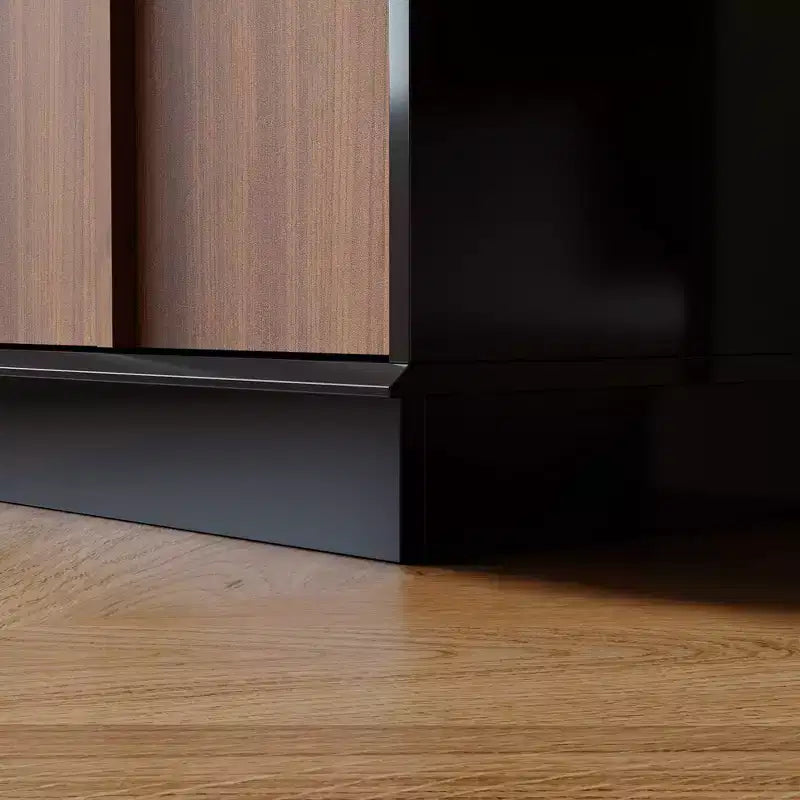 Mobile Credenza Multifunzionale da Cucina con Prese Elettriche a Scomparsa Finitura Nera Lucida e Legno