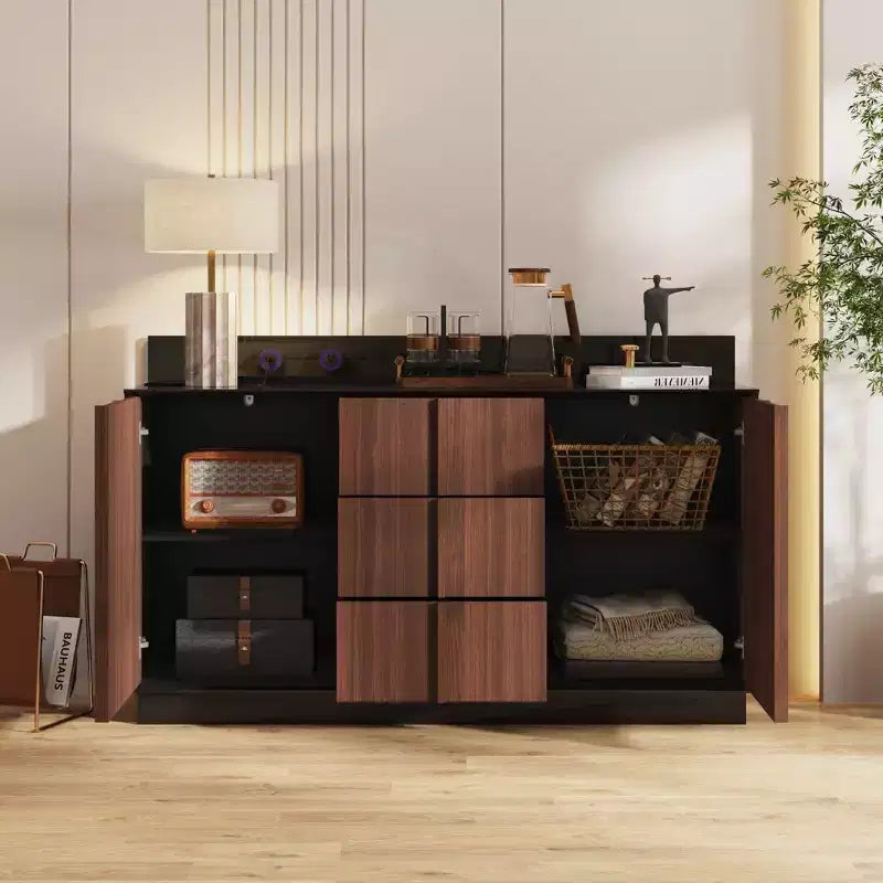 Mobile Credenza Multifunzionale da Cucina con Prese Elettriche a Scomparsa Finitura Nera Lucida e Legno