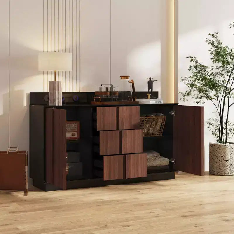Mobile Credenza Multifunzionale da Cucina con Prese Elettriche a Scomparsa Finitura Nera Lucida e Legno