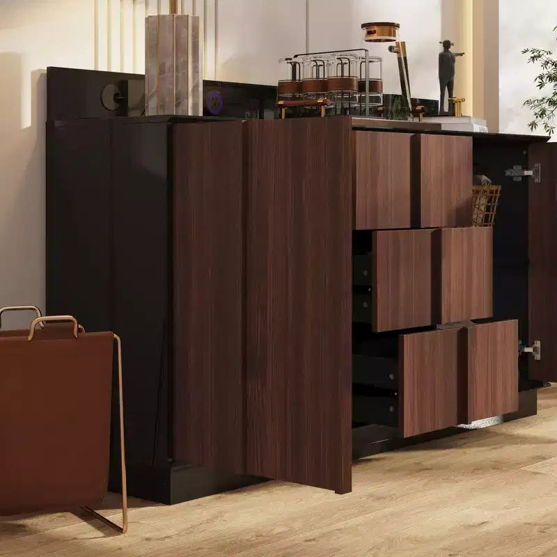 Mobile Credenza Multifunzionale da Cucina con Prese Elettriche a Scomparsa Finitura Nera Lucida e Legno